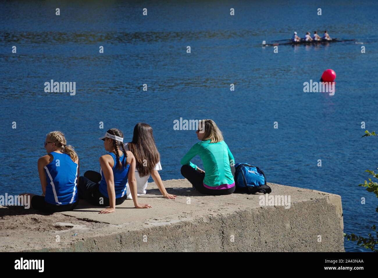 Hartford, CT / USA - 1 octobre, 2017 : High school rameurs assis au bord de la rivière, se reposer et profiter du reste de la course Banque D'Images