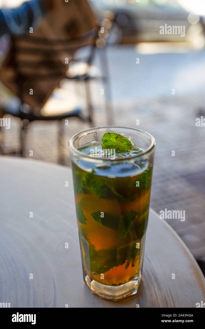 Un verre de thé à la menthe servi dans le Maroc autrement connu comme Magrehbi plateau. Banque D'Images