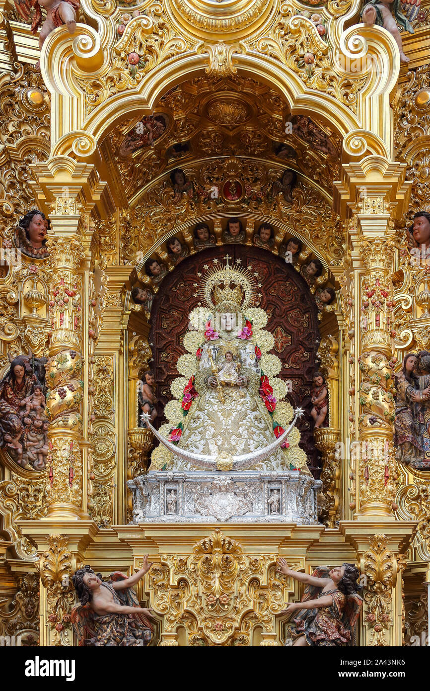 El Rocio, Huelva, Espagne - 30 Avril 2017 : maître-autel à El Rocio hermitage, Huelva, Espagne Banque D'Images