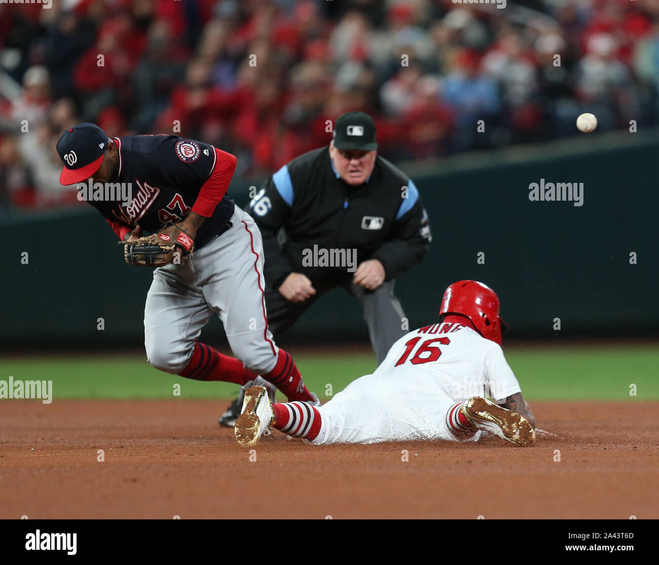 Saint Louis, États-Unis. Oct 11, 2019. Nationals de Washington le deuxième but Howie Kendrick (47) ne peut pas gérer les deux pas de catcher Yan Gomes comme Saint Louis Cardinals Kolten Wong vole deuxième dans la quatrième manche de jeu 1 de la série de championnat de la Ligue nationale au Busch Stadium de Saint-louis le Vendredi, Octobre 11, 2019. La deuxième base juge-arbitre Bill Miller se penche sur. Photo de Bill Crédit : greenblattUPI UPI/Alamy Live News Banque D'Images