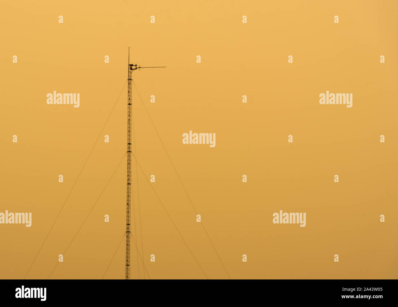 Une onde radio à modulation de fréquence tour de transmission fm. L'infrastructure des communications dans le sud du Brésil. Fréquence de l'onde radio tower. Banque D'Images