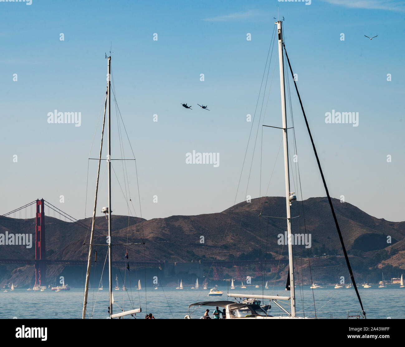 Le capitaine Andrew "Dojo" Olson, F-35 pilote commandant de l'équipe de démonstration et vole en formation avec un P-51 Mustang sur la baie de San Francisco au cours de la Fleet Week Airshow 11 octobre 2019, à San Francisco, Californie le bord de l'événement attire chaque année des milliers de visiteurs de partout dans le monde pour regarder les démonstrations aériennes. (U.S. Photo de l'Armée de l'air par la Haute Airman Alexander Cook) Banque D'Images