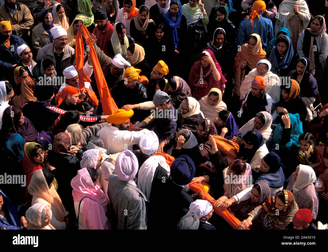 Les Sikhs ont du mal à faire une nouvelle couverture sur le mât lors des célébrations du nouvel an de Baisakhi à Hounslow au Royaume-Uni Banque D'Images
