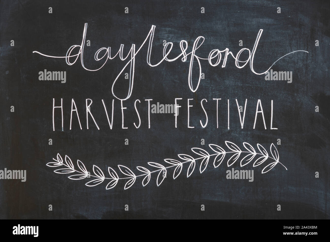 Daylesford Organic Farm harvest festival tableau signe. Daylesford, Cotswolds, Gloucestershire, Angleterre Banque D'Images