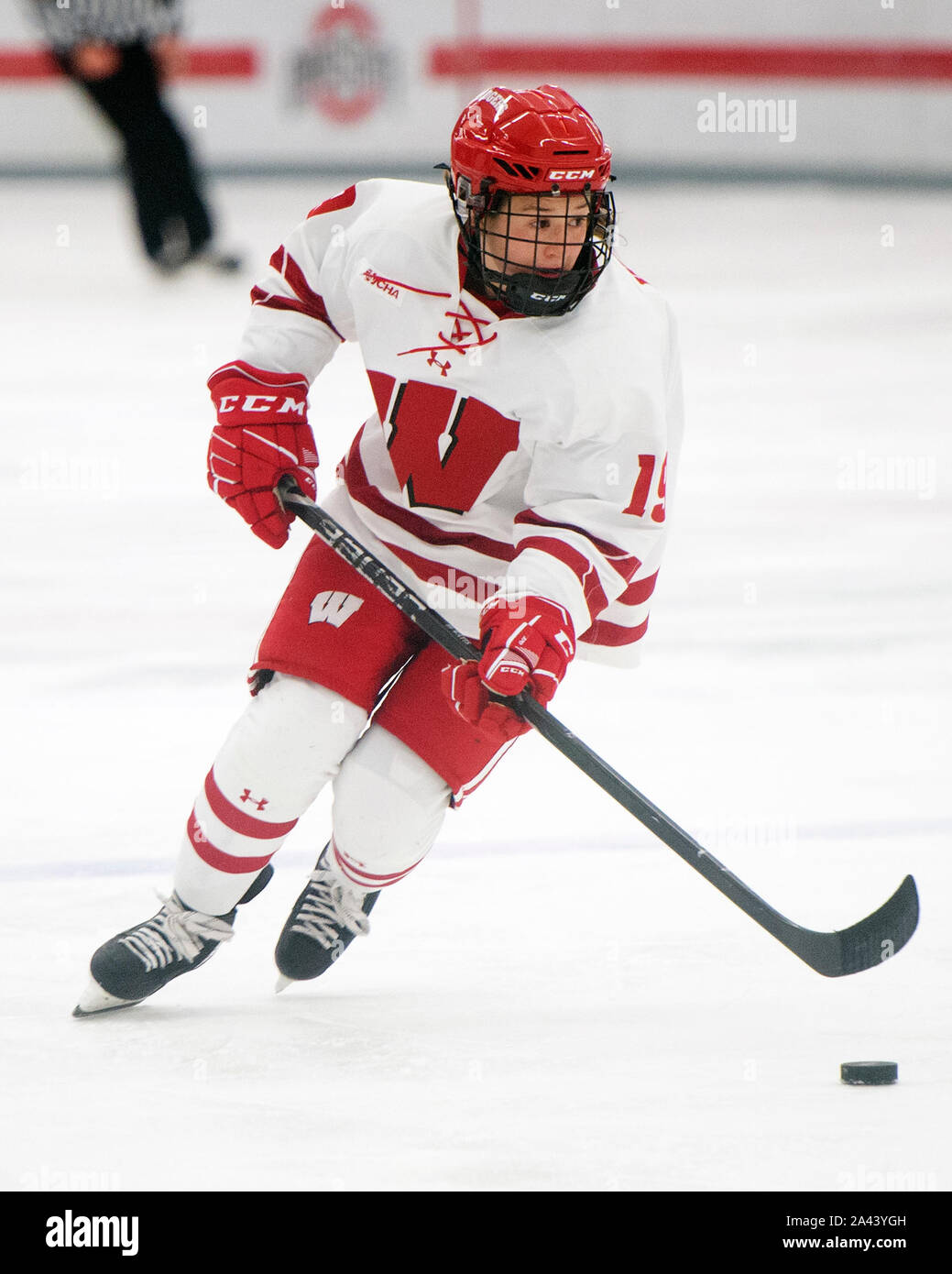 Columbus, Ohio, USA. Oct 11, 2019. Wisconsin Badgers Avant Daryl Watts (19) icarries la rondelle contre leur jeu dans l'état de l'Ohio à Columbus, Ohio. Brent Clark/CSM/Alamy Live News Banque D'Images