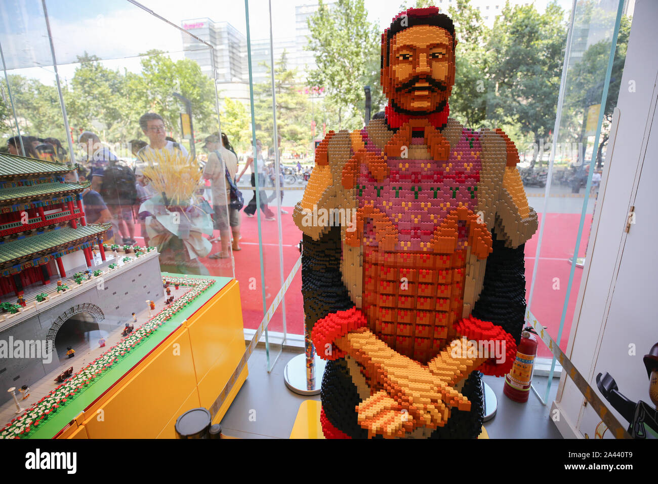 Pièces de Lego en terre cuite soldat dans la première boutique LEGO dans le nord-ouest de la Chine dans la ville de Xi'an, province du Shaanxi, le 1 août 2019. Le premier magasin de LEGO Banque D'Images