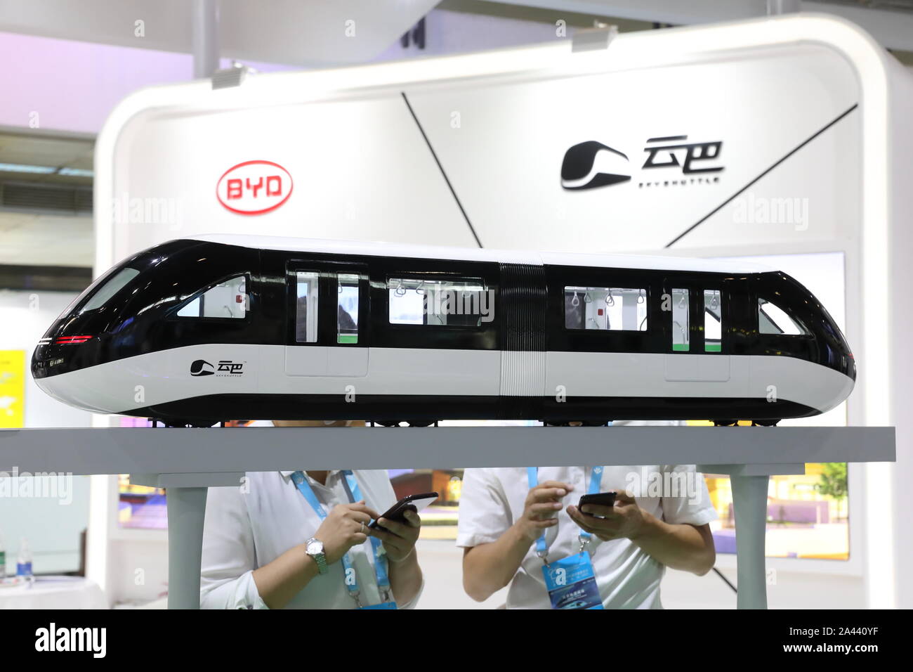 --FILE -- un modèle de train monorail Surnommé 'SkyRail' s'affiche lors d'une exposition d'automobiles à Beijing, Chine, 26 juillet 2019. BYD, leader sur le n Banque D'Images