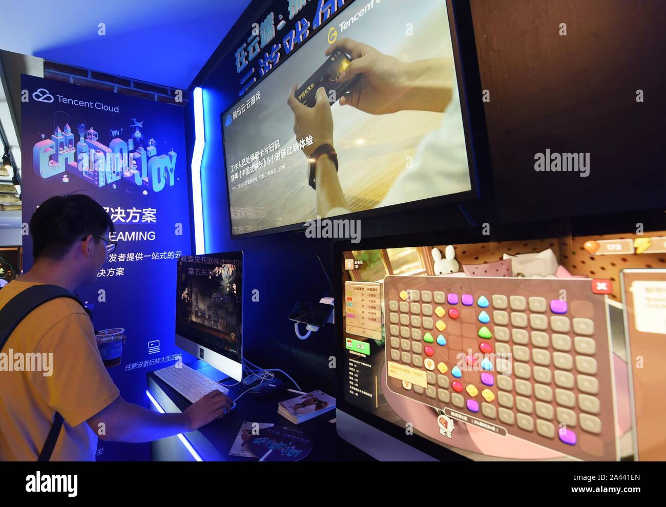 Les gens visitent un café lancé par Tencent nuages pendant la 17e China Digital Entertainment Expo, également connu sous le nom de ChinaJoy 2019, à Shanghai, Chine, 2 Aug Banque D'Images