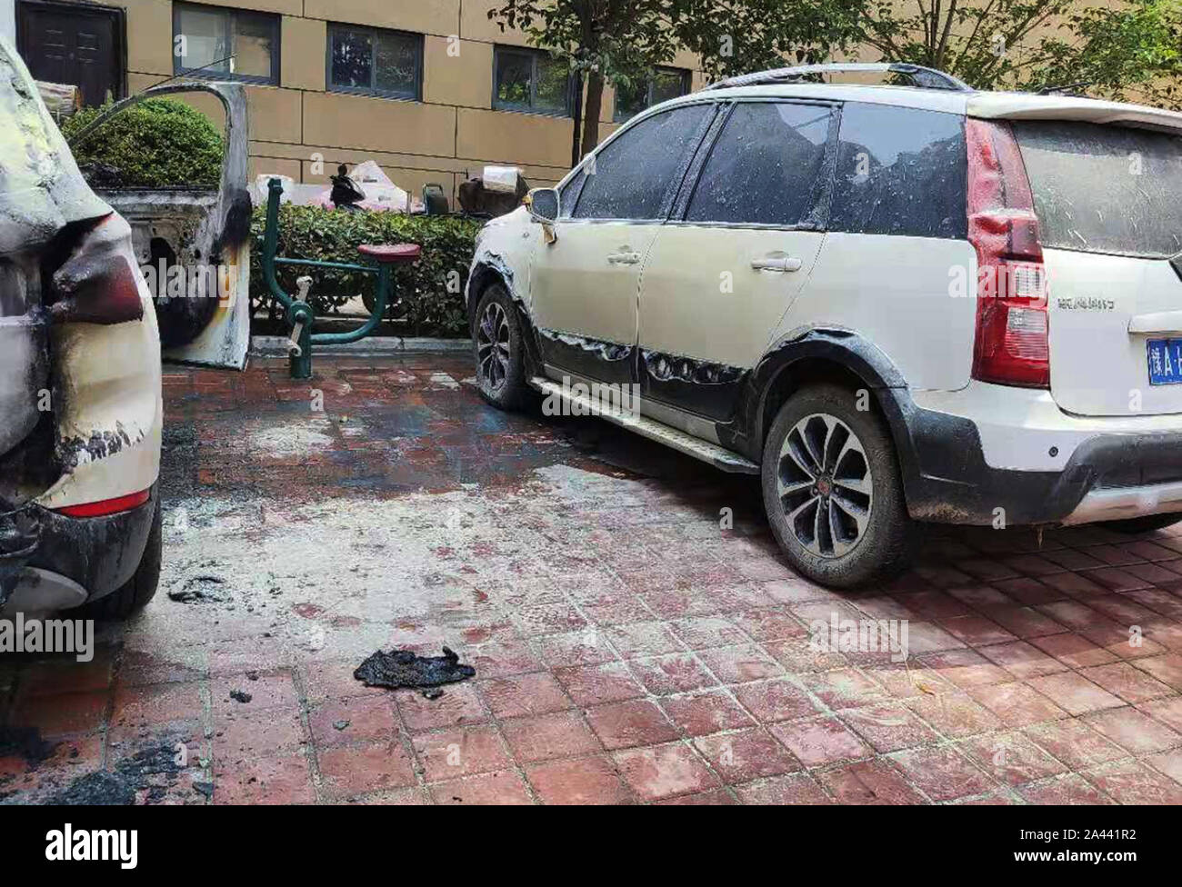 Photo de la voiture garée à côté de la Bayerische Motoren Werke (BMW) sur la combustion spontanée dans une résidence parking et gravé dans l'intérieur de la ferraille Banque D'Images