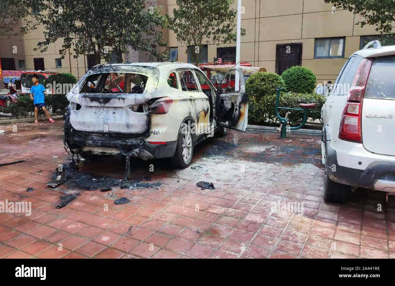 Pciture de la Bayerische Motoren Werke (BMW) sur la combustion spontanée dans une résidence parking à Zhengzhou city, province du Henan en Chine centrale, Banque D'Images