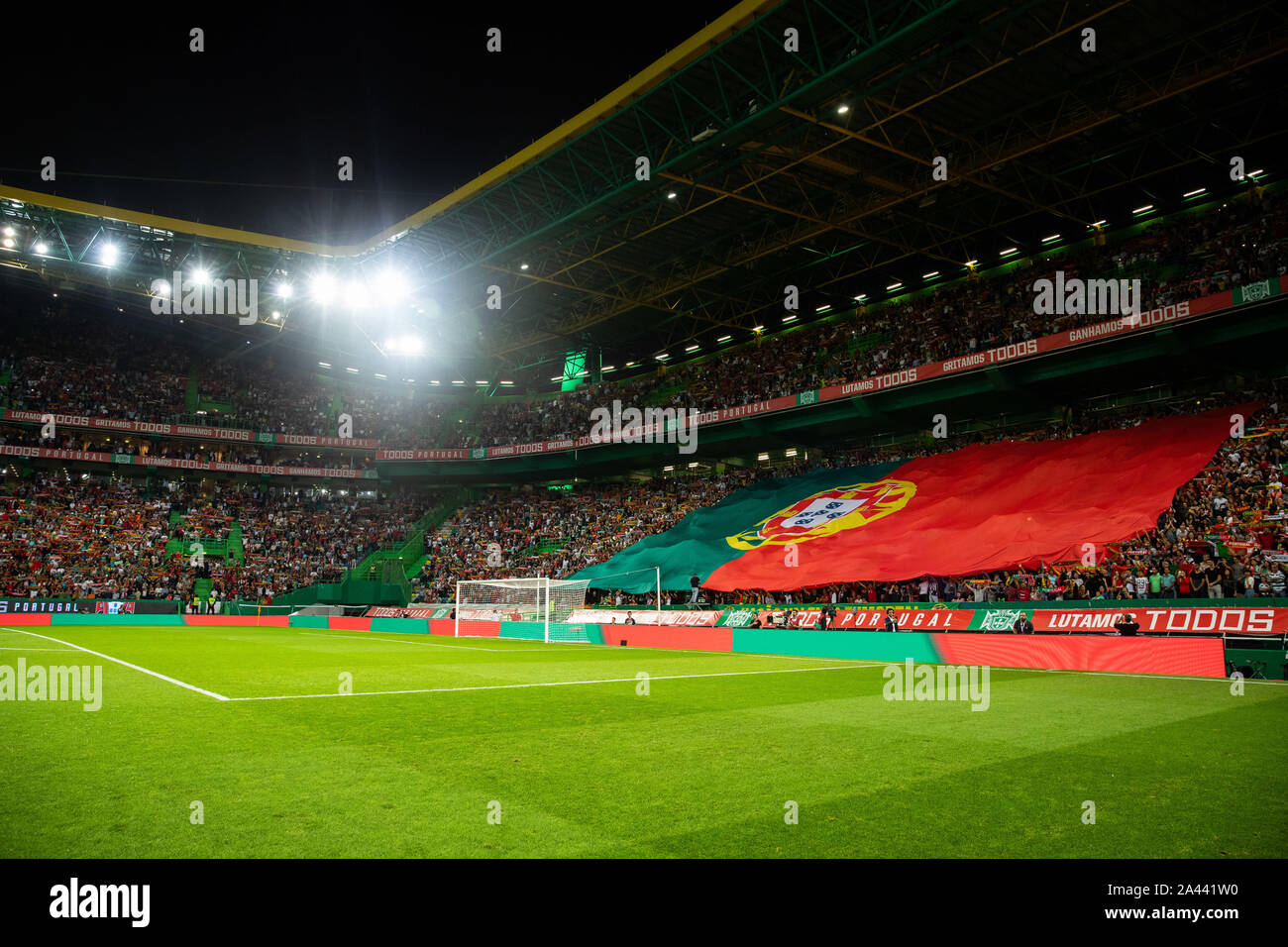 Le portugais fans chanter l'hymne national avant le tour de qualification pour l'Euro 2020 match de football entre le Portugal contre le Luxembourg.(score final;Portugal 3:0 Luxembourg) Banque D'Images