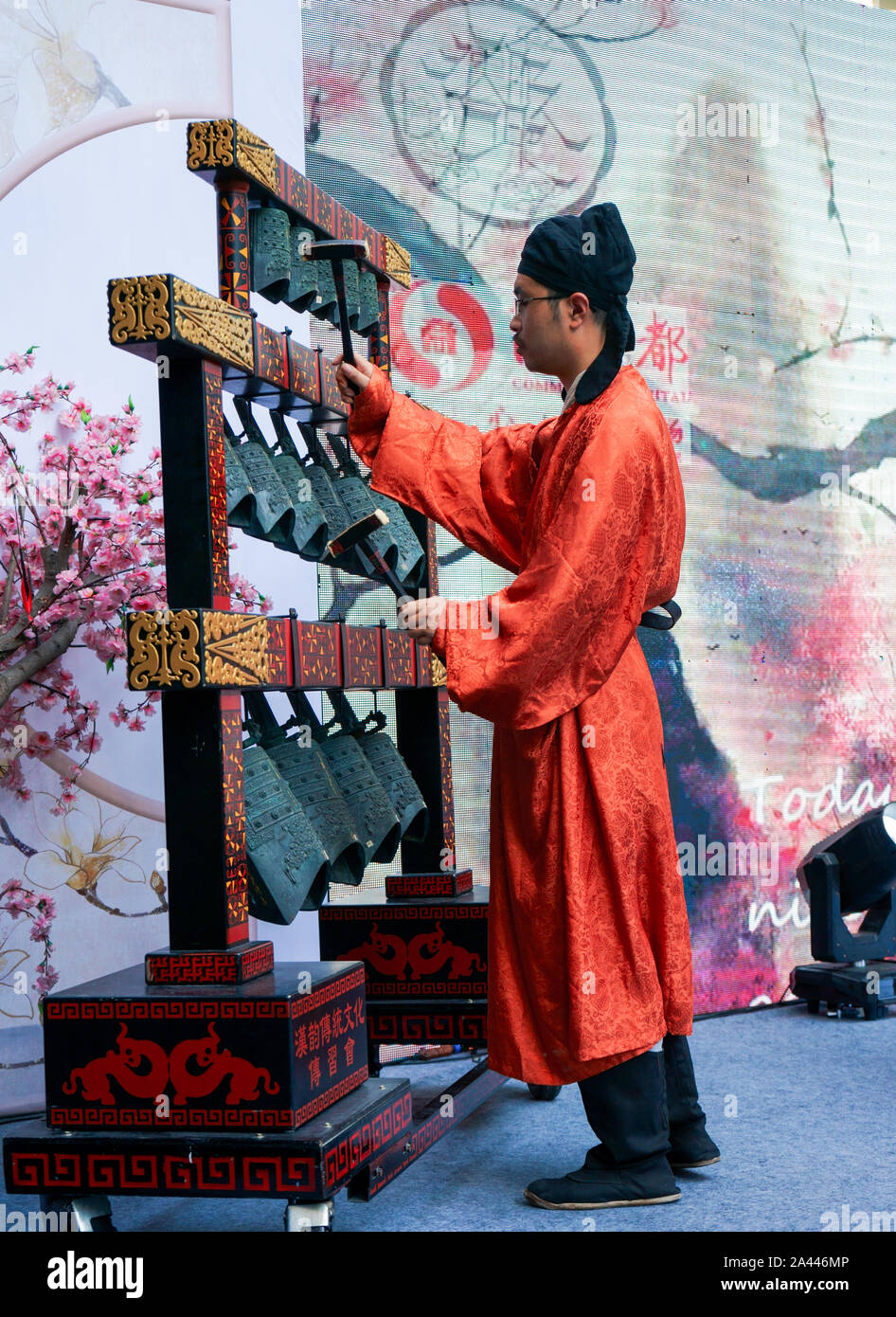 Des centaines de Chinois antique-chinese-amateurs de vêtements se rassemblent pour célébrer le Festival Qixi à Hefei city, est de la Chine, la province de l'Anhui, le 3 juillet 2019. Hun Banque D'Images