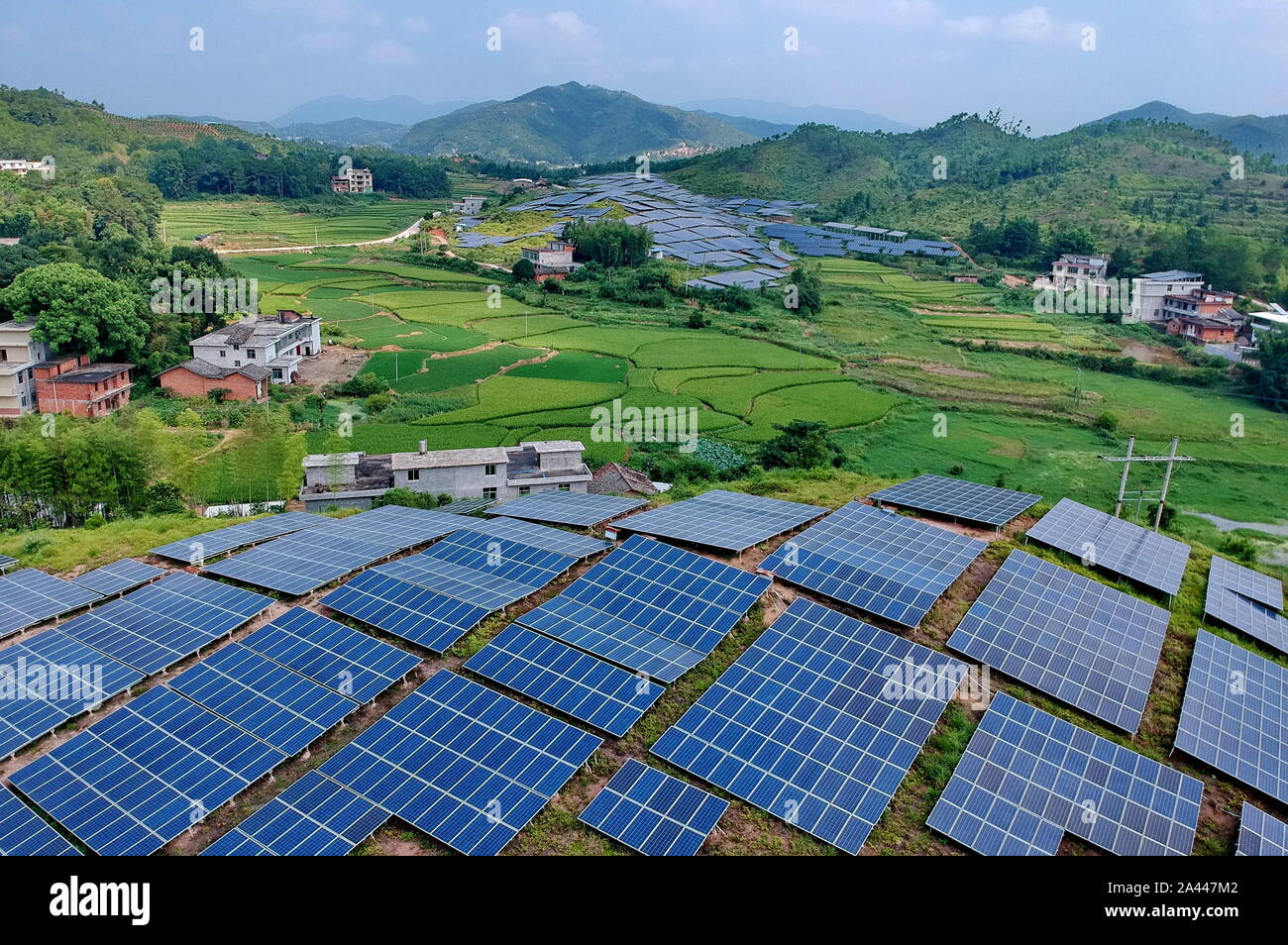 Tableaux de panneaux solaires sont installés à la friche sur une colline dans le village Huangsha, Zhuangkou ville, comté de Huichang, Ganzhou ville, est de la Chine Banque D'Images