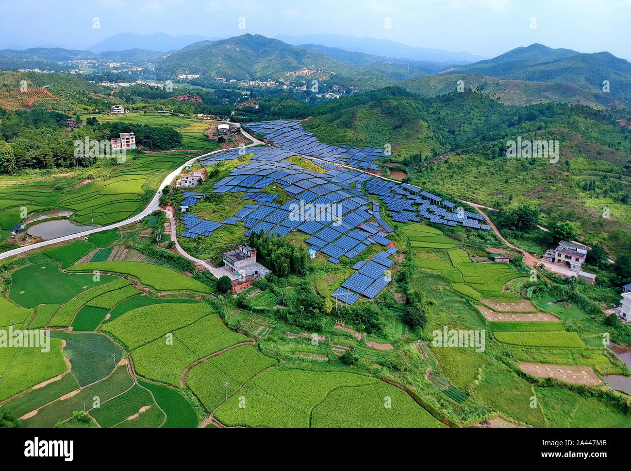 Tableaux de panneaux solaires sont installés à la friche sur une colline dans le village Huangsha, Zhuangkou ville, comté de Huichang, Ganzhou ville, est de la Chine Banque D'Images