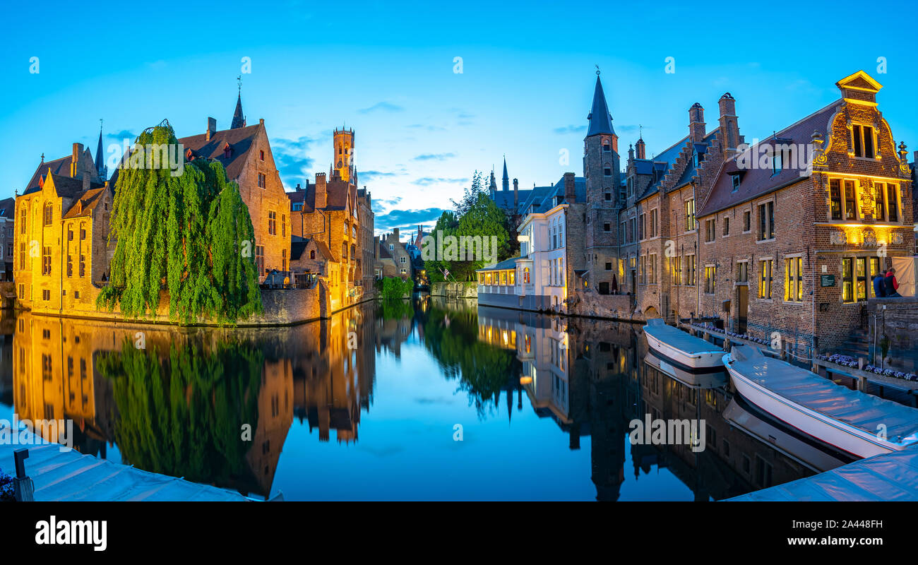 Ville de Bruges avec de vieux bâtiments de nuit à Bruges, Belgique. Banque D'Images