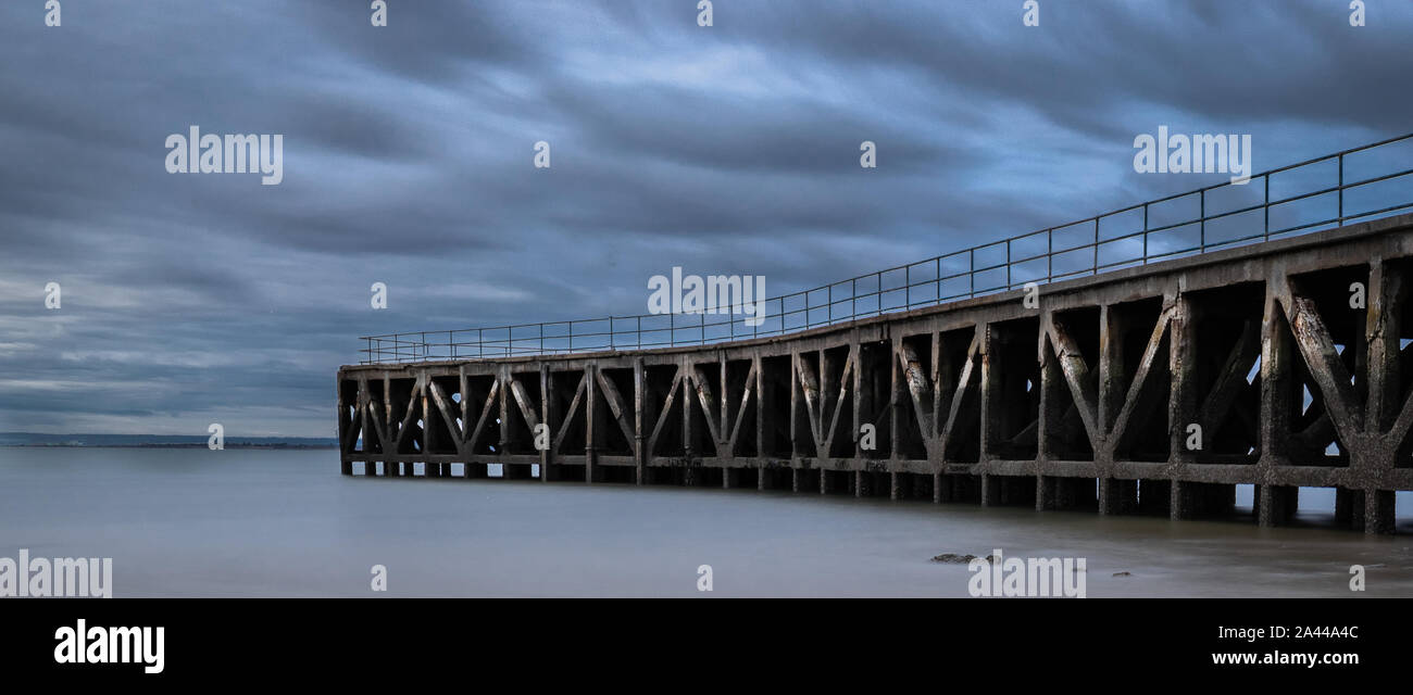 Jetée de Southend sur Barge Shoebury Long Expsoure Mer Banque D'Images