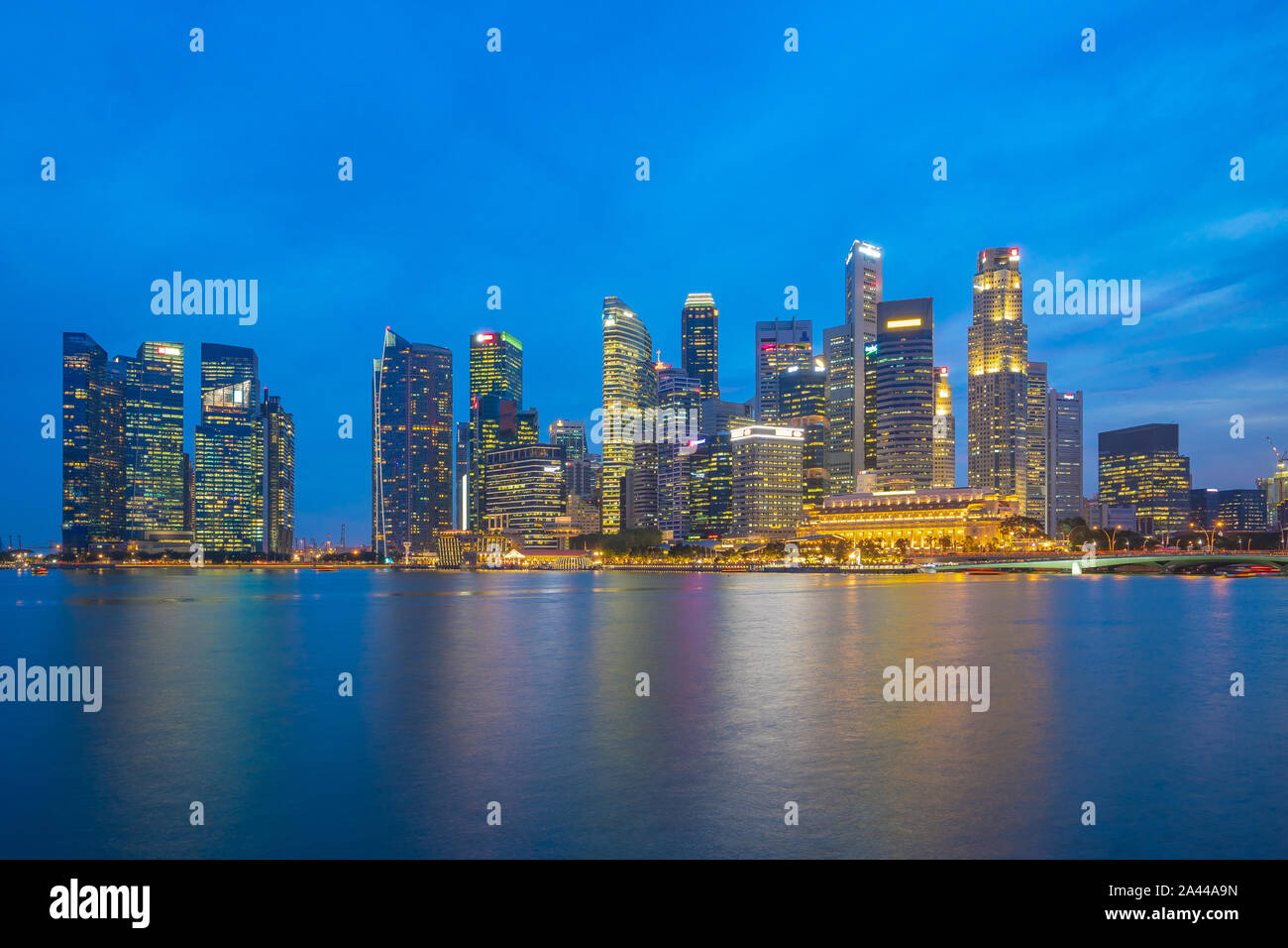 Baie de Singapour avec des bâtiments à Singapour. Banque D'Images