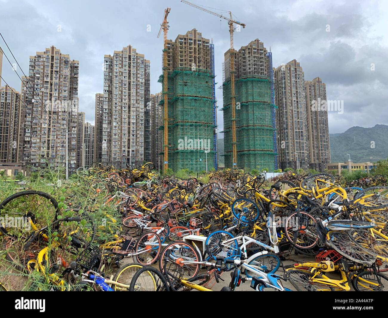 Des vélos partagés abandonné divers sont mis au hasard, formant un cimetière spécial, qui symbolise l'ultime destinée de système de partage de vélos qui a été po Banque D'Images