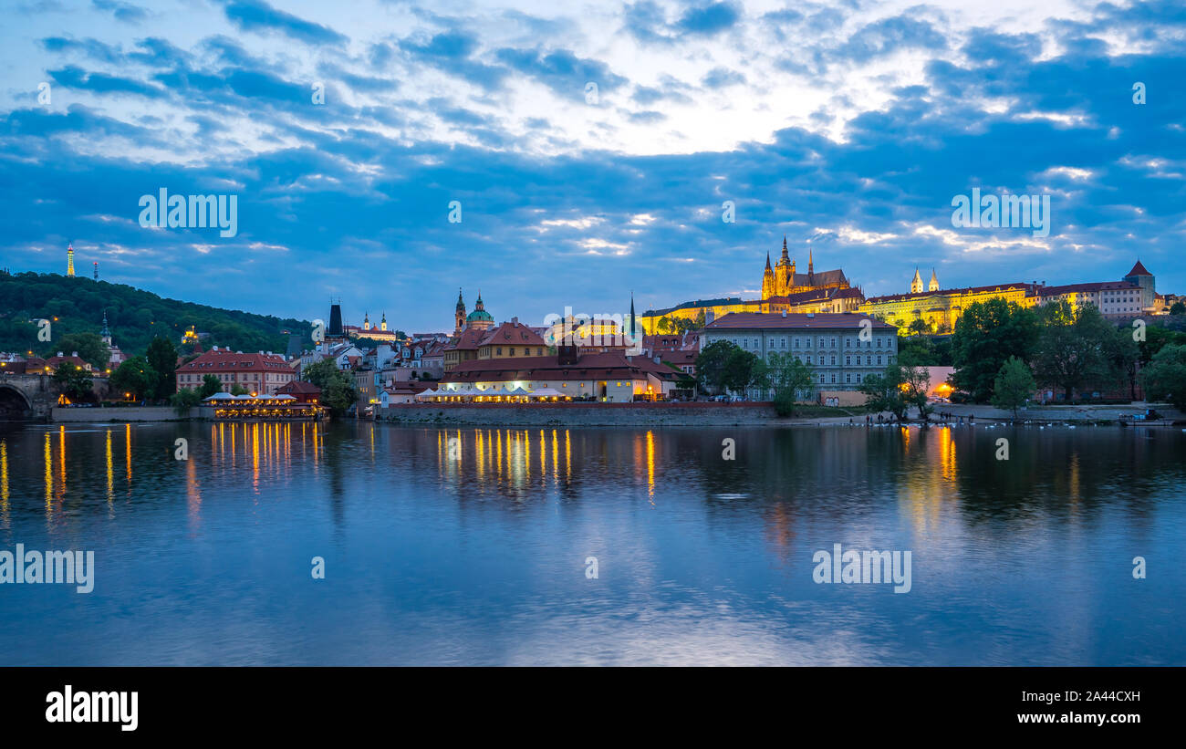 Vue du coucher de soleil d'horizon de Prague en République tchèque. Banque D'Images