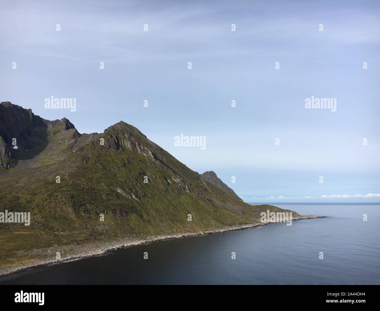 Une vue impressionnante sur l'océan. Cette montagne s'élève abruptement sur la mer. Banque D'Images