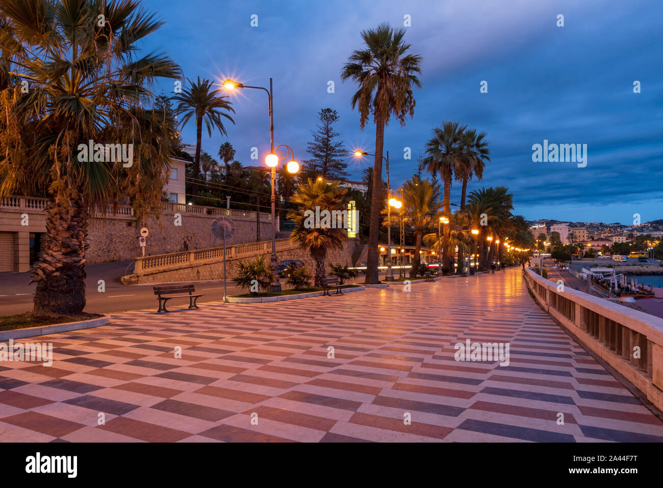 San Remo, Italie. Promenade de l'Impératrice (Corso Imperatrice) par nuit,  le long de la mer Photo Stock - Alamy