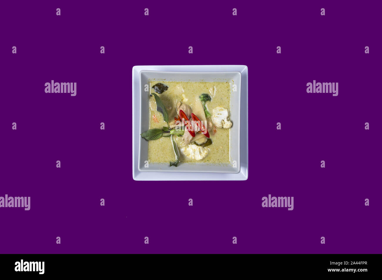 Thai Food asiatique sur les plaques blanches avec fond violet with copy space Banque D'Images