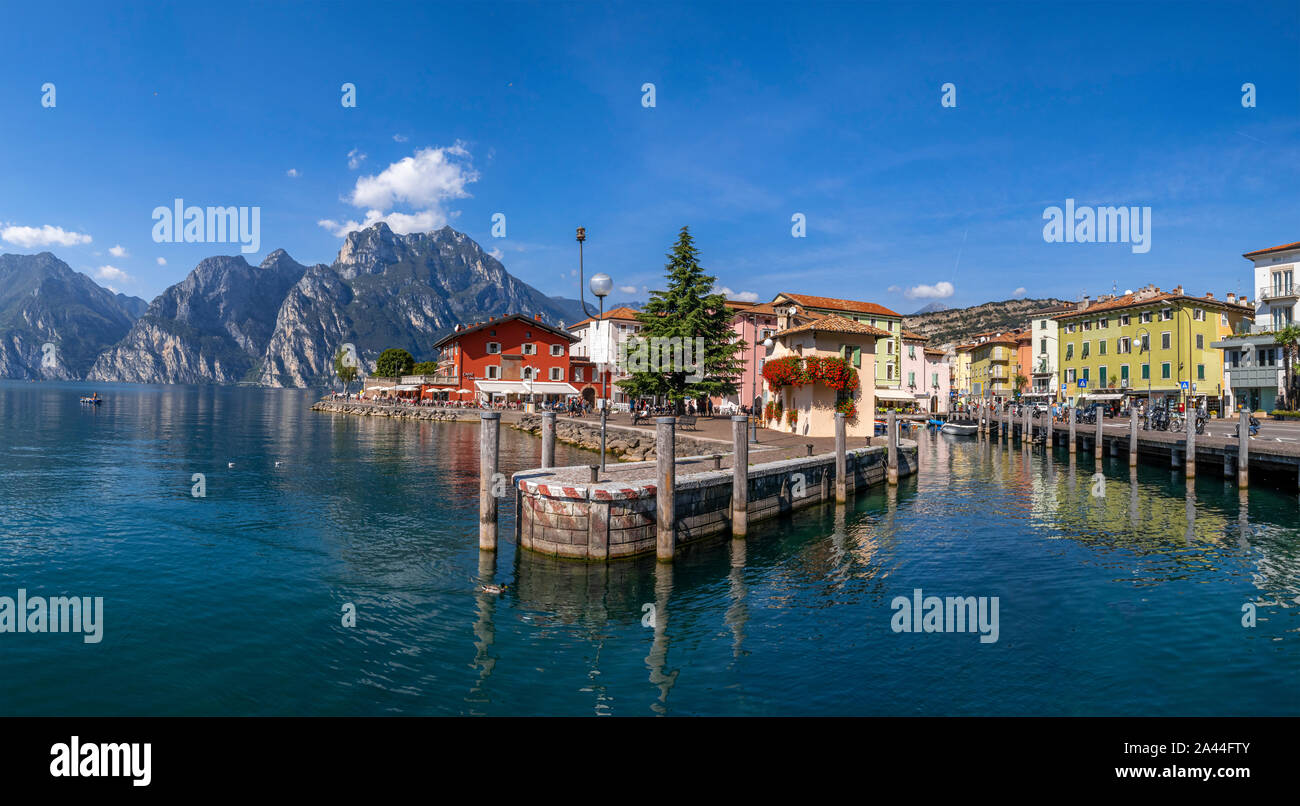 Promenade au bord du Lac de Garde, à Torbole, Lago del Garda, Trentin, Italie, Europe Banque D'Images