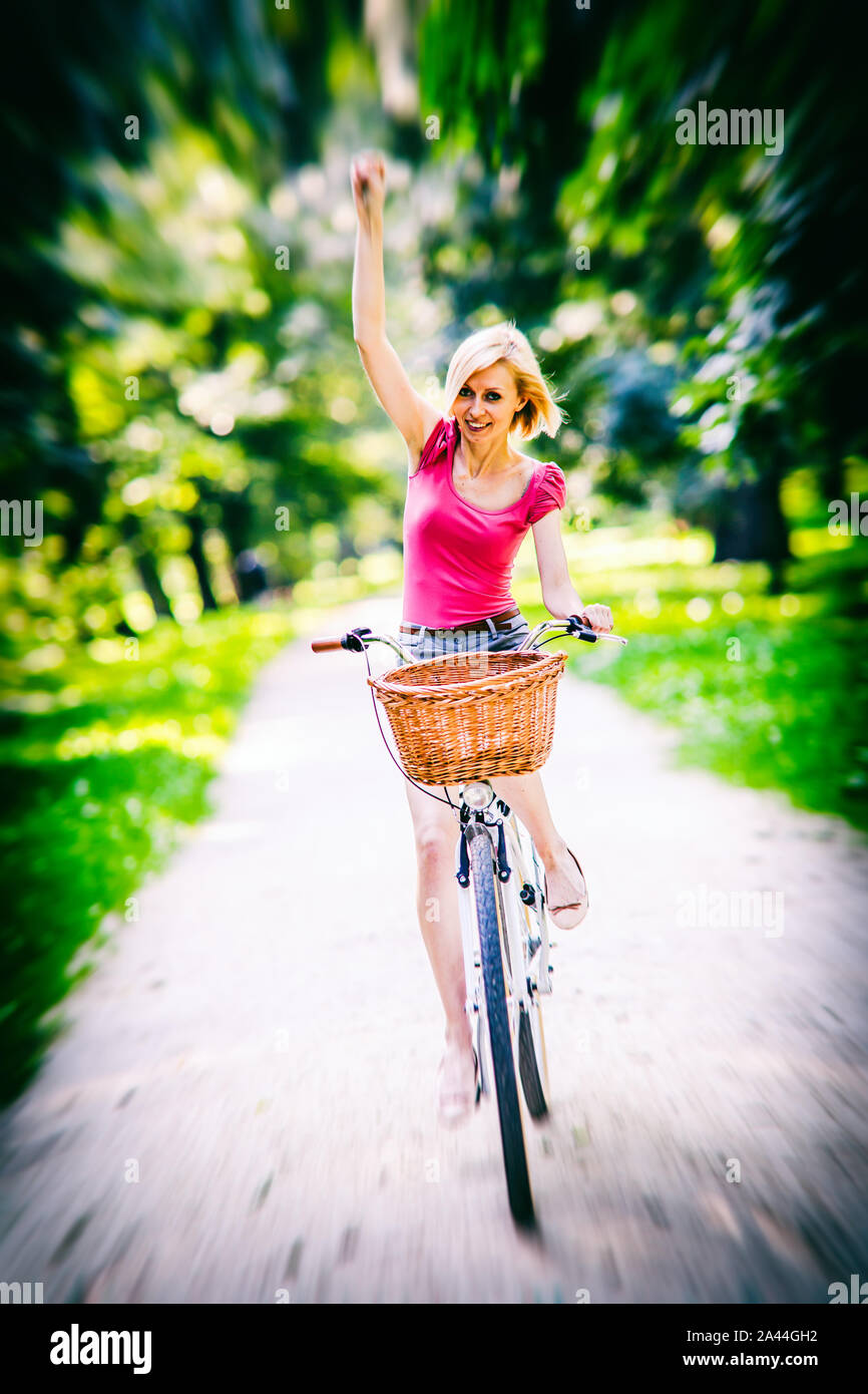 Les femmes jouissent en vélo Banque D'Images