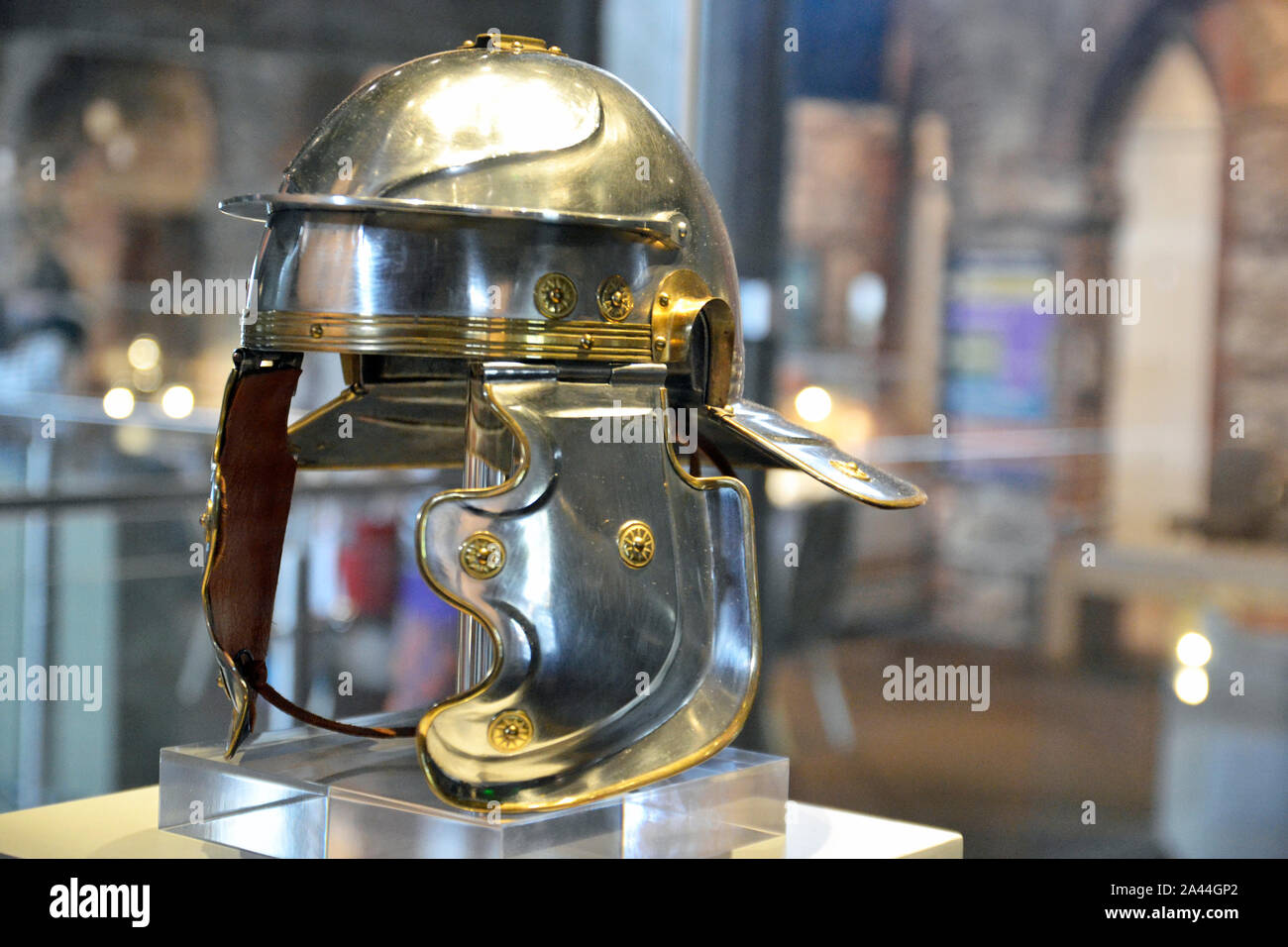 Casque dans le style de l'armée romaine dans l'ancienne Rome exposition à l'intérieur du château de Colchester, Colchester, Essex, Royaume-Uni Banque D'Images