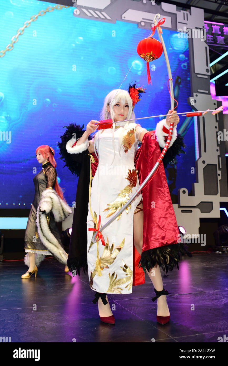 Une showgirl chinois habillés en costume cosplay avec Enterprise de side-scrolling shoot 'em up jeu vidéo 'Azur Lane" pose au 17ème Chine Banque D'Images
