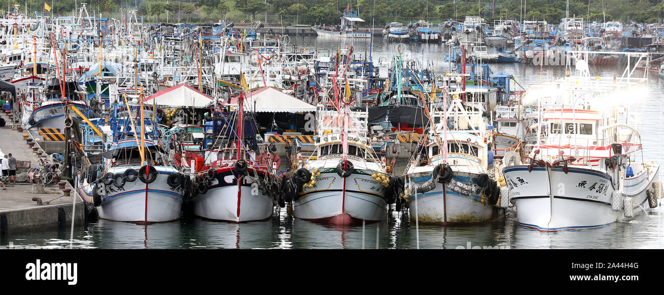 **Hors TAIWAN**bateaux de pêche sont amarrés au port de Wushi en préparation de typhon Lekima, le 9ème typhon de l'année, dans le comté de Yilan Yilan city, Banque D'Images