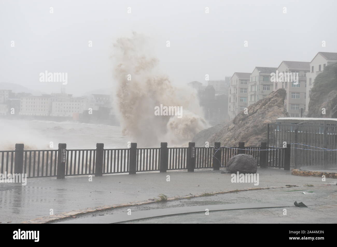 Les vagues massives causées par le typhon Lekima approchant, le 9ème typhon de l'année, a frappé la côte de Wenling City, Zhejiang Province de Chine orientale, 9 A Banque D'Images