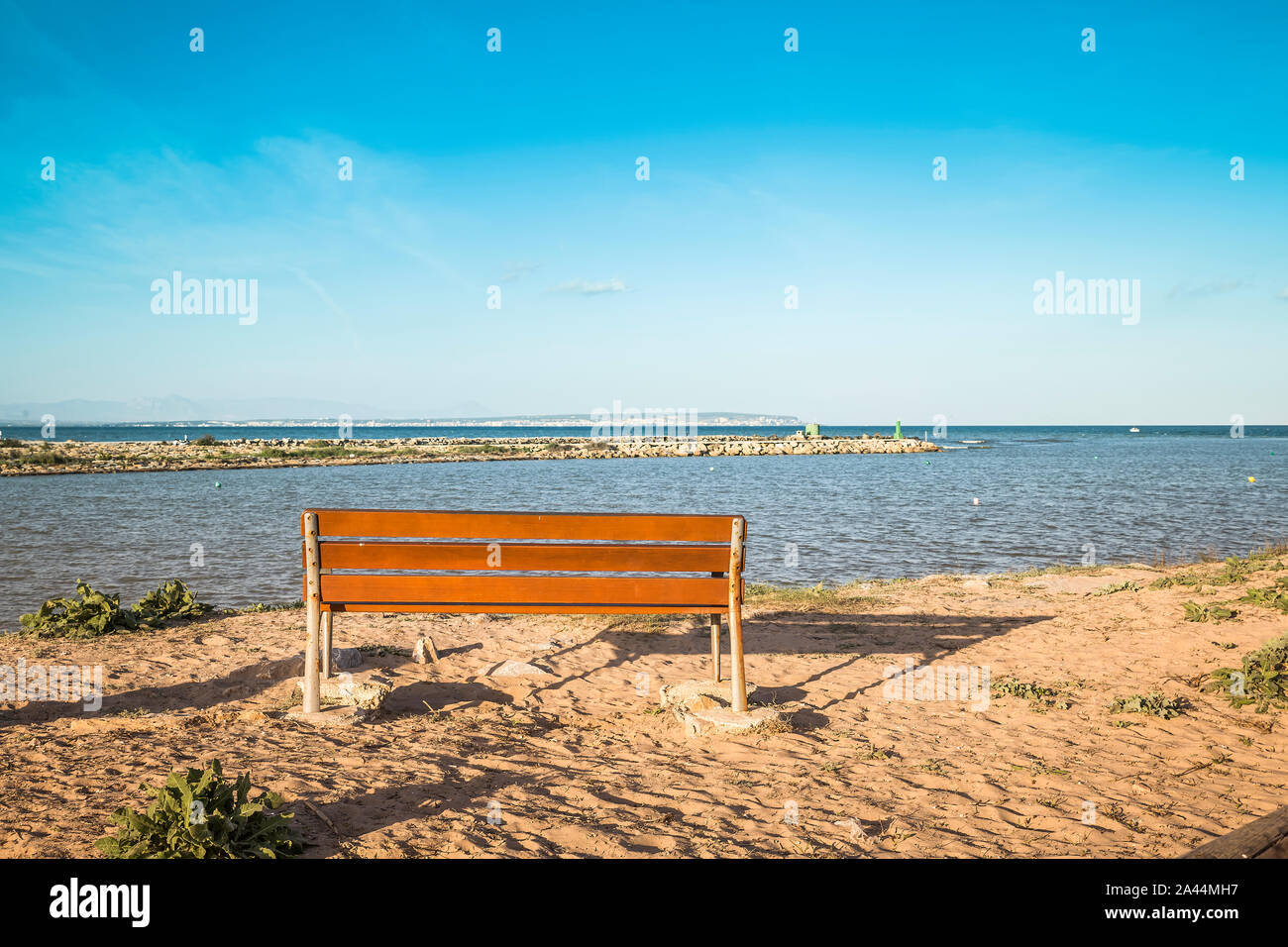 Banc en bois pour se reposer avec une vue sur la mer au coucher du soleil. Alicante, Espagne Banque D'Images
