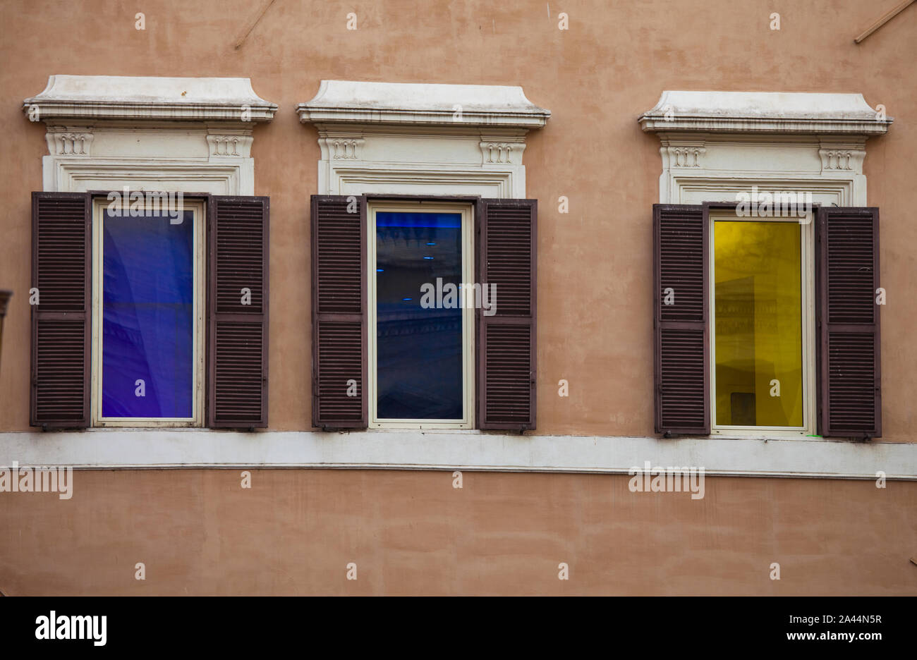 Trois fenêtres colorées donnent sur la fontaine de Trevi. Rome, région du Latium, Italie, Europe Banque D'Images