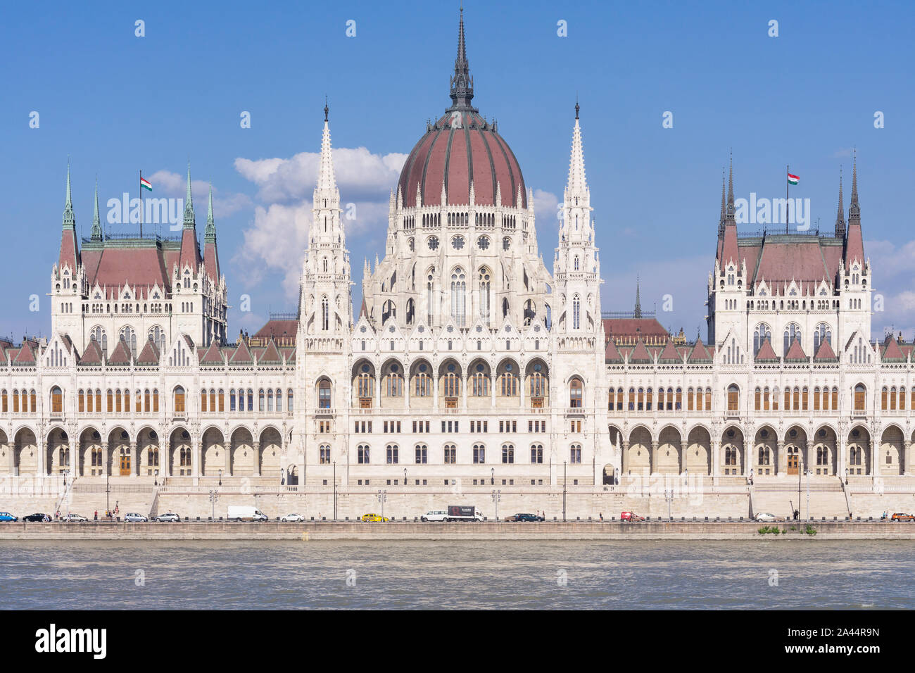 Le parlement de Budapest - bâtiment du parlement hongrois comme vu sur le Danube à Budapest, Hongrie. Banque D'Images