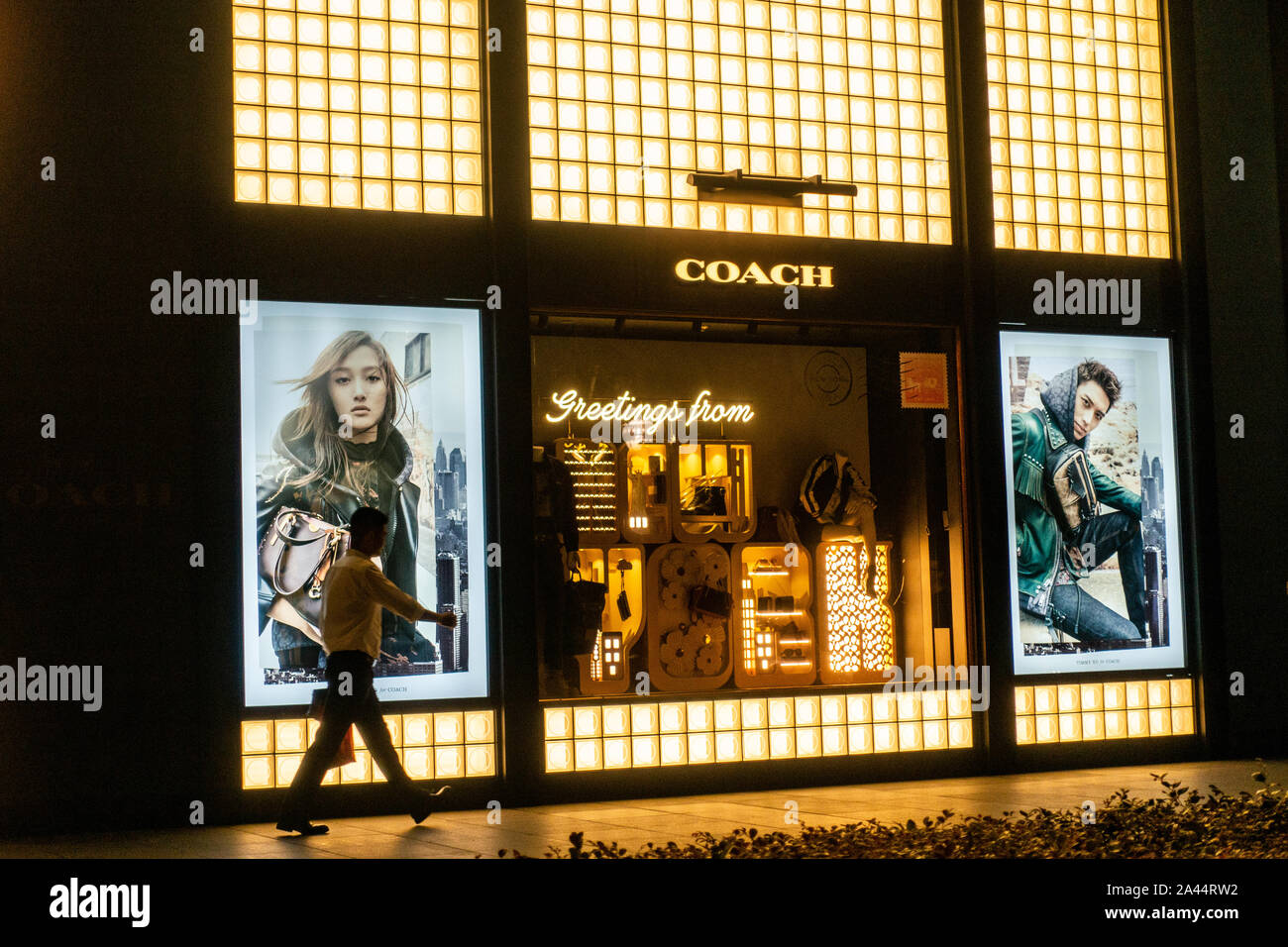 --FILE--un client passe devant un magasin boutique de Coach de New York à un centre commercial à Shanghai, Chine, le 5 août 2018. La marque américaine Coach Banque D'Images