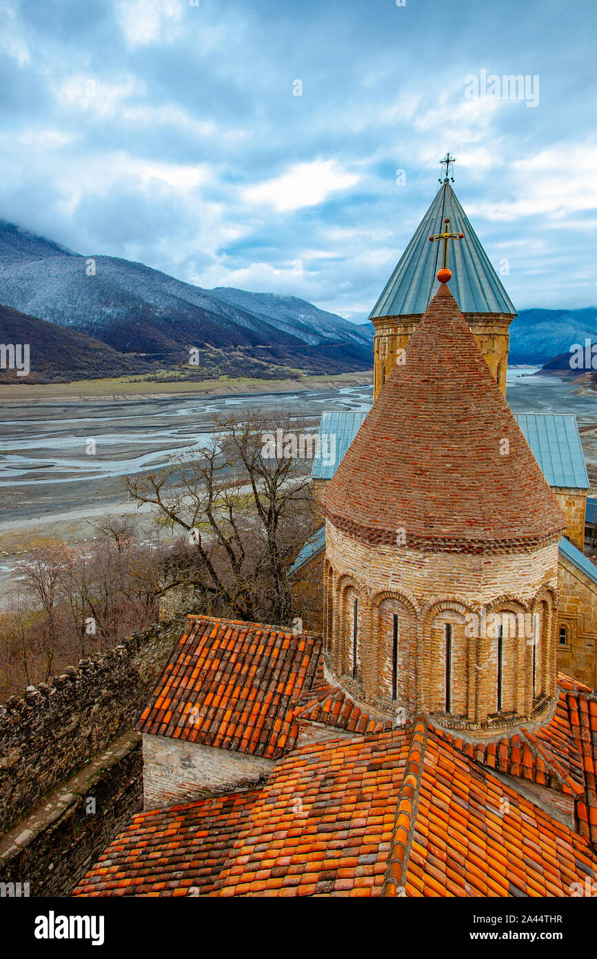 Vieux Château Église dans nuageux Paysage de montagne Banque D'Images