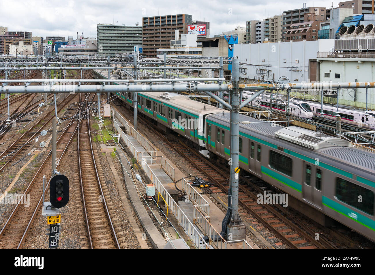 Tokyo, Japon - 29 août 2016 : train gare. L'infrastructure urbaine. Flou de mouvement de train en mouvement. La Gare de Ueno, Tokyo, Japon Banque D'Images