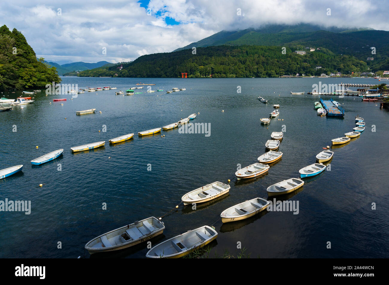 Hakone, Japon - 3 septembre 2016 : bateaux de pêche et de Torii rouge de Hakone shrine sur le lac Ashi sur sunny day Banque D'Images