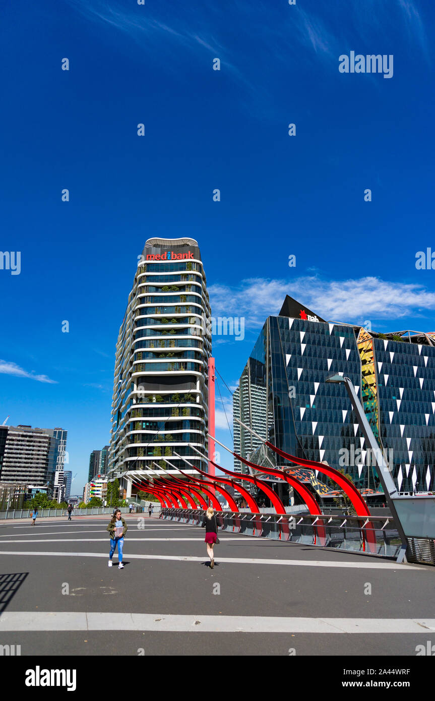 Melbourne, Australie - le 7 décembre 2016 : le village et Medibank à NAB espace de coworking bâtiments dans le Docklands vu de Croix du Sud rail Banque D'Images