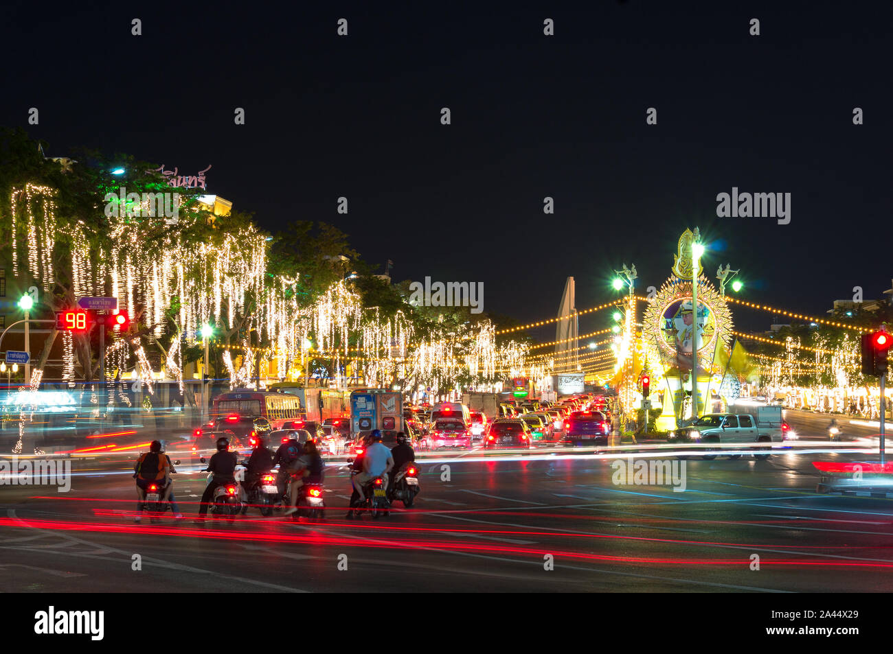 Bangkok, Thaïlande - 24 Déc., 2015 : Intersection de Maha Chai et Ratchadamnoen Klang route de nuit avec Bangkok occupé du trafic. Light trails de déménagement c Banque D'Images