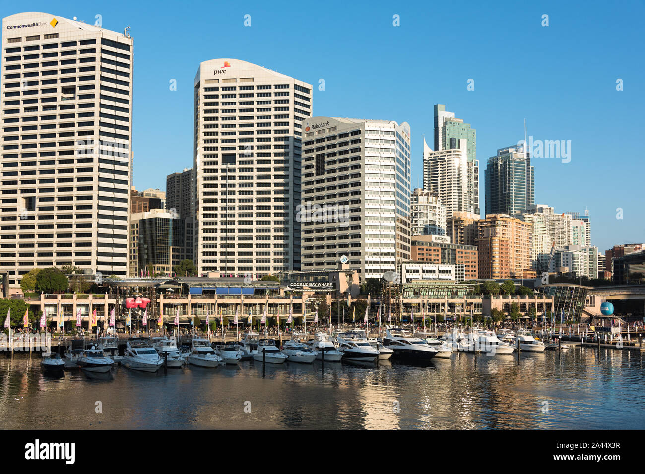 Sydney, Australie - 2016, Mar 26 : Darling Harbour et Cockle Bay wharf avec gratte-ciel sur l'arrière-plan Banque D'Images