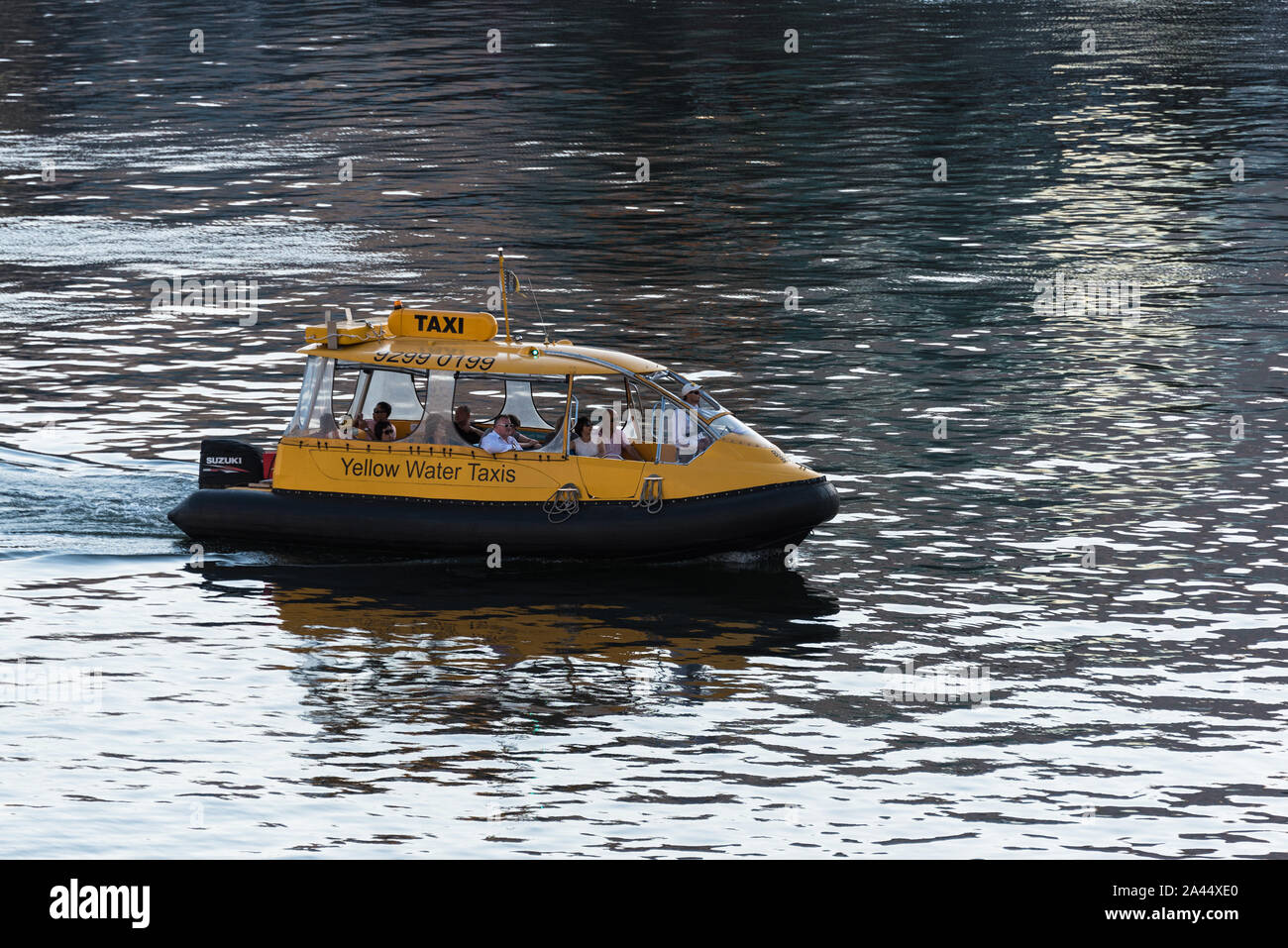 Sydney, Australie - 2016, Mar 26 : taxi de l'eau jaune en devoir. Les gens qui voyagent sur l'eau plus de taxi Darling Harbour Banque D'Images