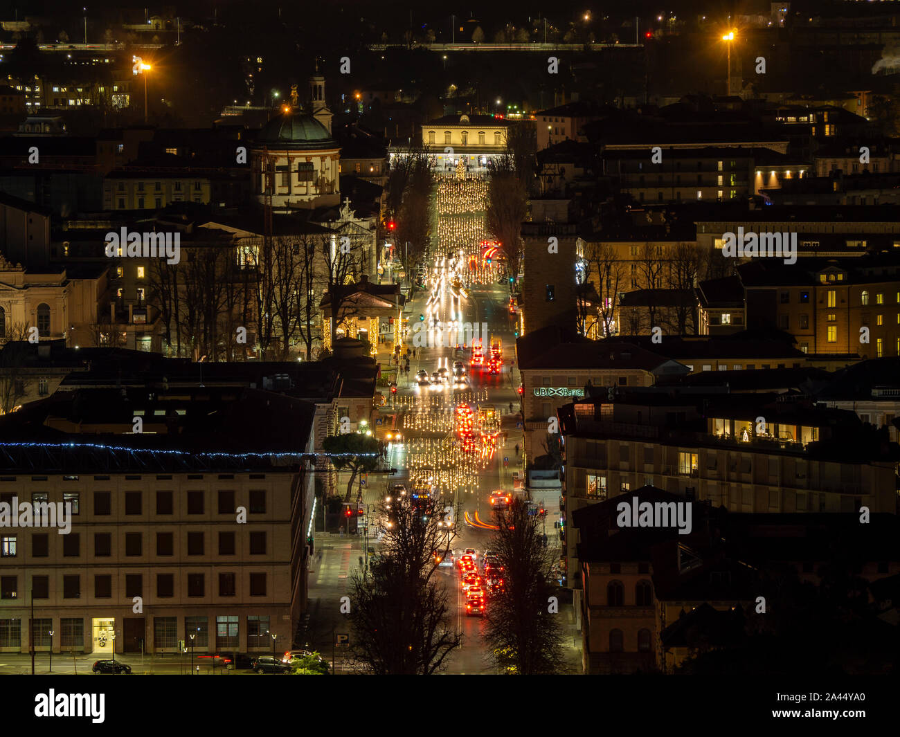 Bergame, Italie. Paysage à la nouvelle ville (Downtown) de la vieille ville située sur le sommet de la colline pendant la période de Noël. Avenue principale avec des lumières un Banque D'Images