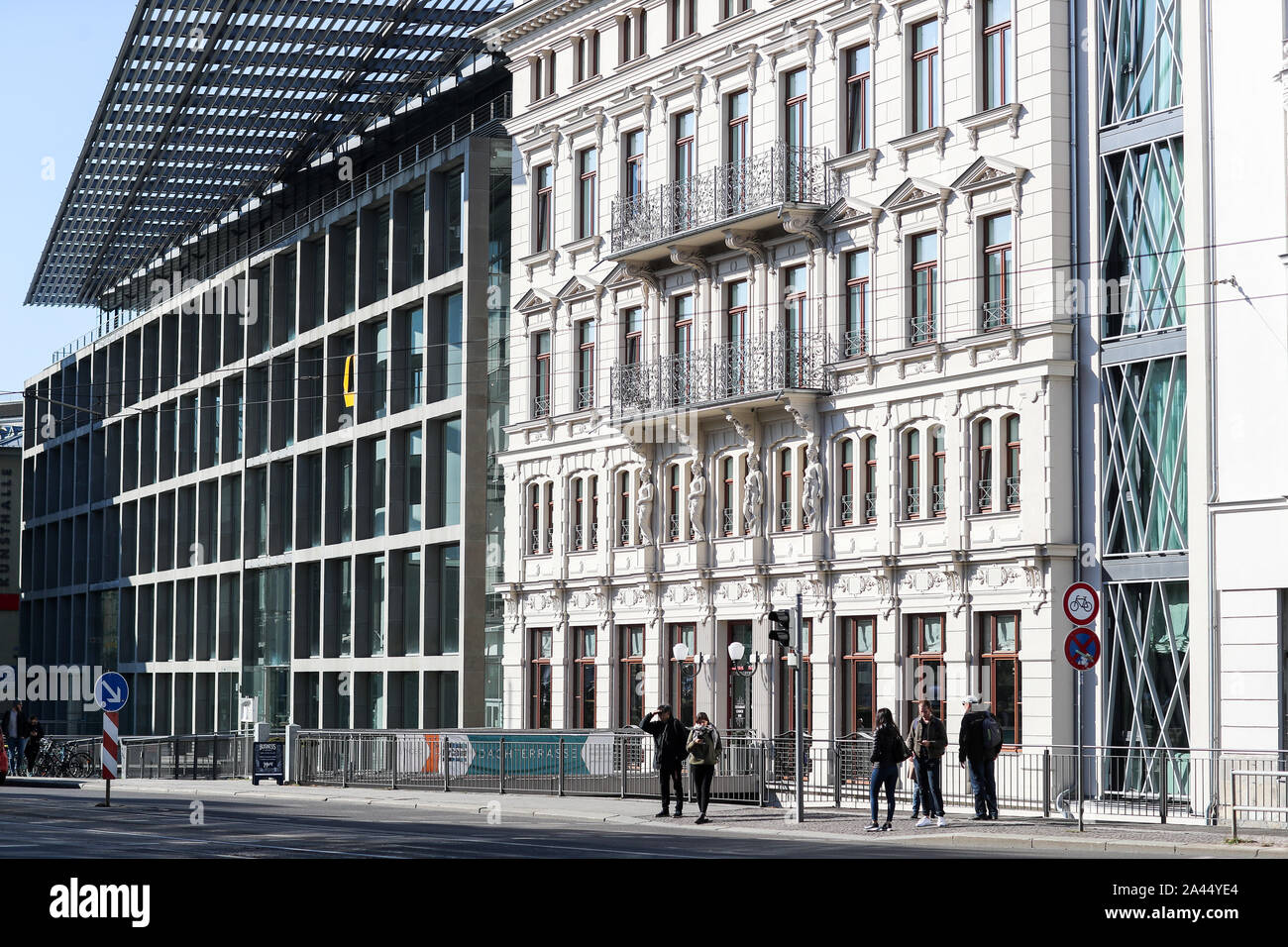 Leipzig, Allemagne. 07Th Oct, 2019. L'hôtel 'Innside by Melia Leipzig' de l'hôtel espagnol Meliá Hotels International du groupe. L'ensemble du nouveau bâtiment comble un vide entre la Commerzbank (l) et Kosmos-Haus (r). La façade est une réplique de la façade de Palais Schlobach y compris la décoration avec ses sculptures en pierre de taille à l'homme. Crédit : Jan Woitas/dpa-Zentralbild/dpa/Alamy Live News Banque D'Images