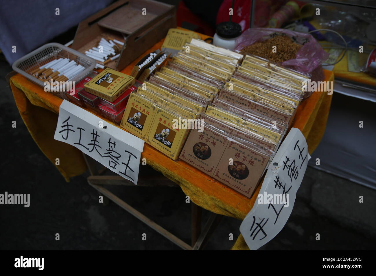 Photo d'une marque de cigarettes locales de "bandits" de cigarettes dans une boîte dans le comté de Yongshun, préfecture autonome Miao de la Chine centrale, dans la province de Hunan, 27 Aug Banque D'Images