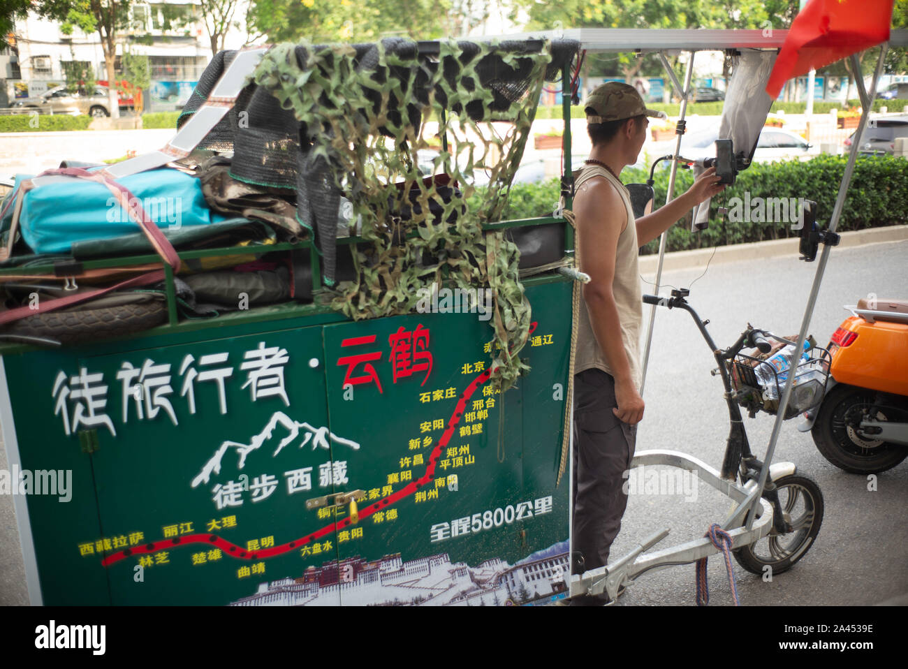 Yunhe partage son voyage via internet livestream à Beijing, Chine, le 8 août 2019. Yunhe, le nom de l'homme qui tente de marcher du nord de la Chine Banque D'Images