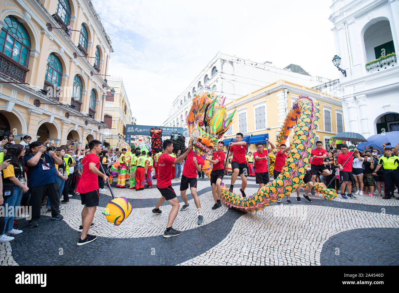 Les artistes interprètes ou exécutants participent à la parade de danse du lion et du dragon dans le cadre de l'événement Défi Masters Wushu 2019 à Macao, Chine, le 4 août 2019. Sur 350 Banque D'Images