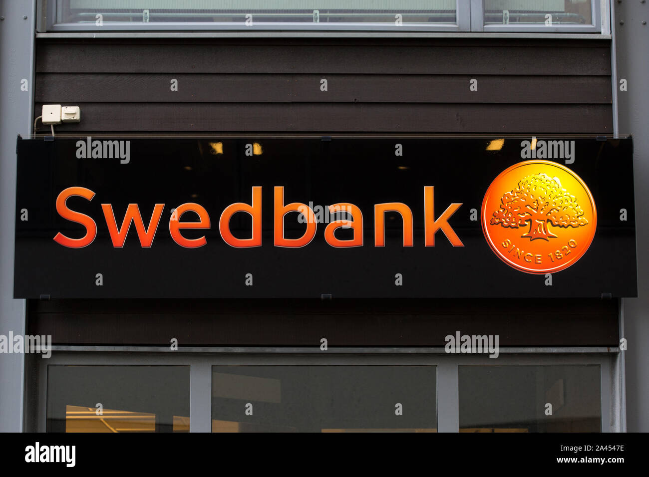 Groupe bancaire Nordique-baltique basée à Stockholm, en Suède, offrant des services bancaires de détail, la gestion d'actifs, services financiers et autres logo Swedbank AB vu dans Lindholmen Science Park, Göteborg. Banque D'Images