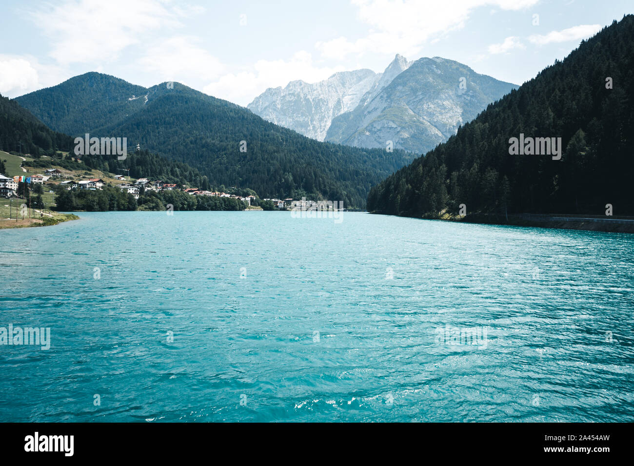 Vue sur lac alpin en Italie, le lago di Santa Caterina (Auronzosee) et Tre Cime di Lavaredo, Auronzo, Sextener Dolomiten, Belluno Banque D'Images